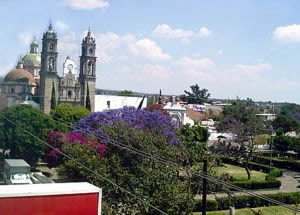 Parroquia de San Luis Obispo y plaza principal en San Luis Teolocholco.