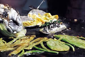 Tlacoyos y quesadillas de huitlacoche y flor de calabaza.