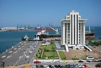 El Malecón de Veracruz y la Torre de Pemex.