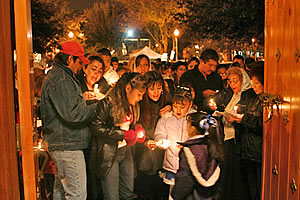 Las Posadas. Entonando las letanías.