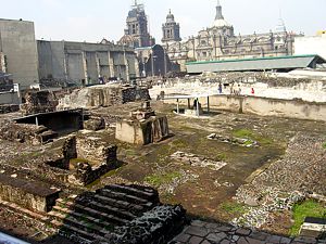 Vestigios del Templo Mayor, a un costado de la Catedral Metropolitana