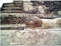 Vestigios del Templo Mayor, a un costado de la Catedral Metropolitana