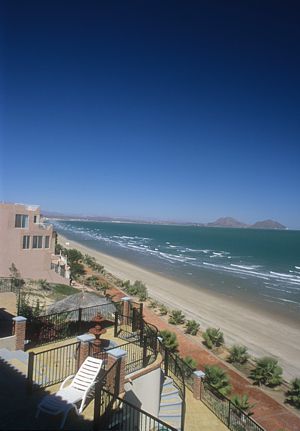 Casas y hoteles en la playa. San Felipe, BC.