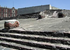 Detalles que conforman los restos del principal edificio del pueblo mexica