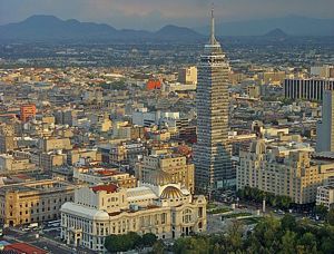 La ciudad de los palacios. Panorámica de la ciudad de México, el palacio de Bellas Artes y la Torre Latinoamericana.