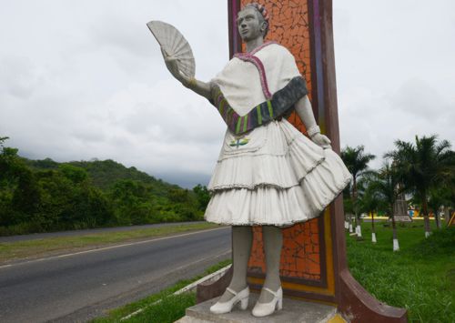 Escultura de mujer con traje típico de Tihuatlán.