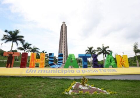 Obelisco y nombre en entrada a Tihuatlán.