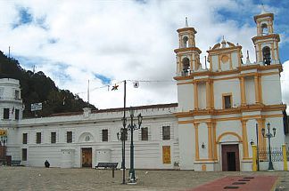 Iglesia La Merced y museo del Ámbar.