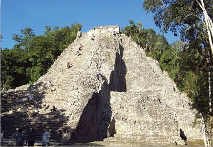 Pirámide de Nochoch Mul en Cobá. Los Mayas de Quintana Roo.