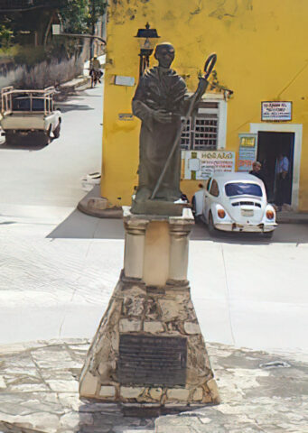 Escultura de Fray Diego de Landa.