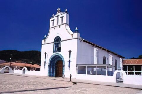 Iglesia estilo colonial en la Plaza Principal