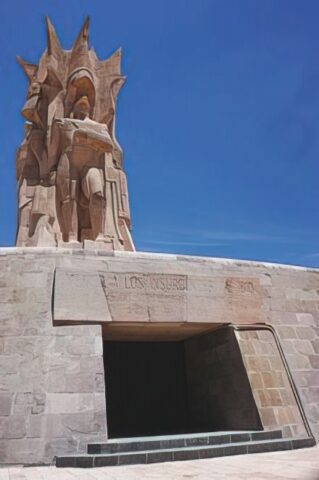 Monumento a las entradas de Dolores Hidalgo.