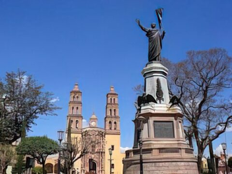 Monumento a Miguel Hidalgo y Parroquia de la Virgen de los Dolores.