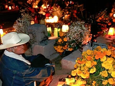 Ofrendas y arreglos en el cementerio. San Gabriel Chilac.