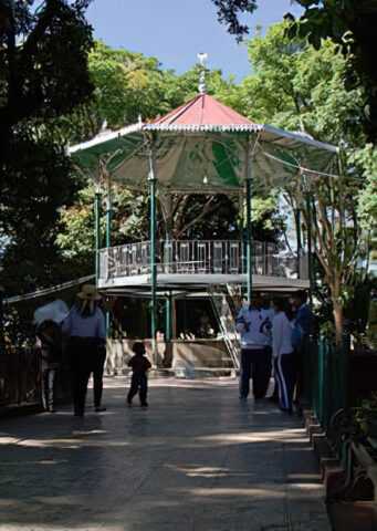 Quiosco en la plaza de Huaquechula.