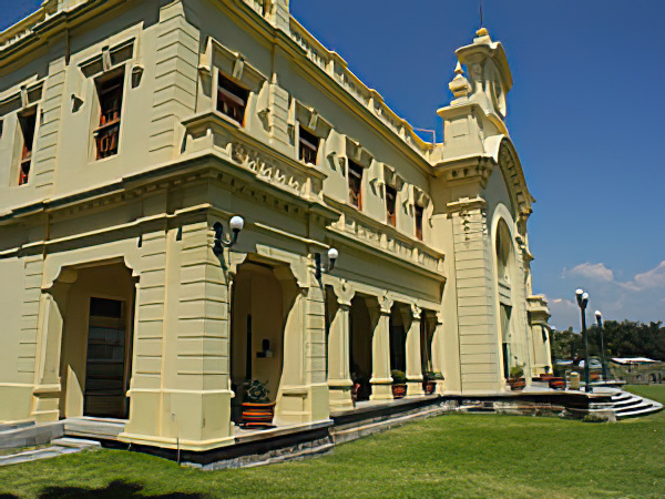 Centro Cultural González Gallo.