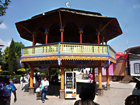 Chignahuapan.- Kiosco de la plaza.