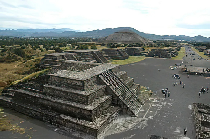 Altares frente a la Pirámide de la Luna