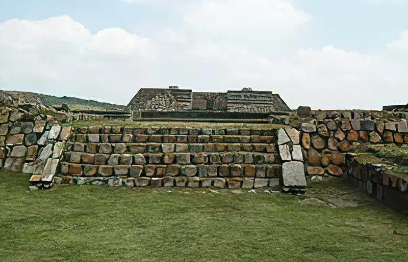 Zona arqueológica de Plazuelas. Plaza Central