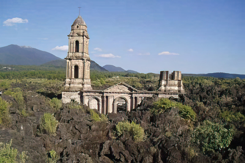 Iglesia sepultada bajo la lava del volcán Paricutín